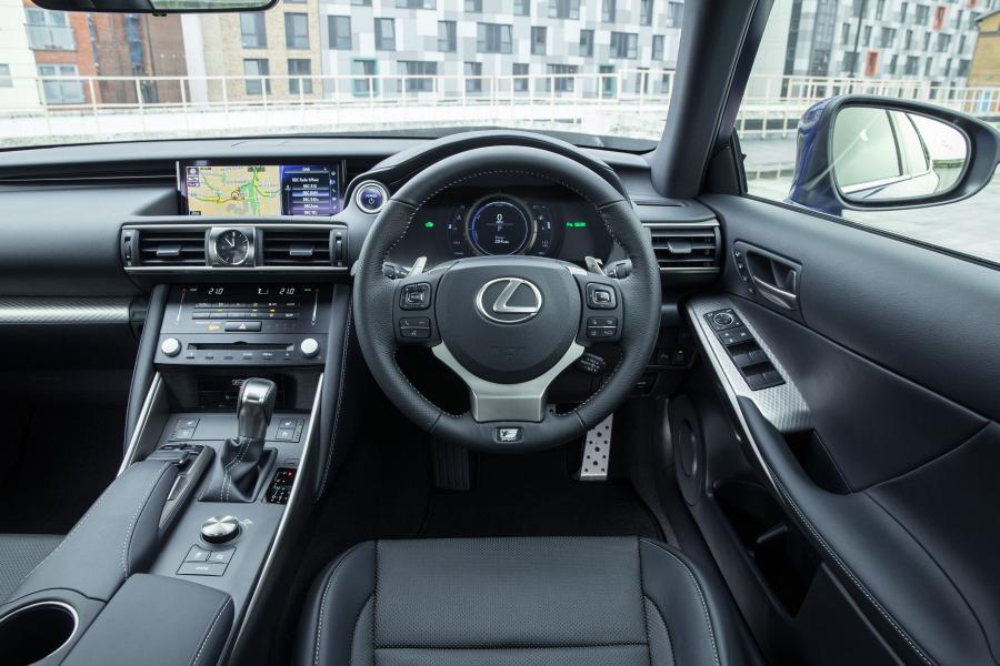 Торпедо Lexus IS300h F-Sport 2016 года  (UK) (фото 14 из 17)